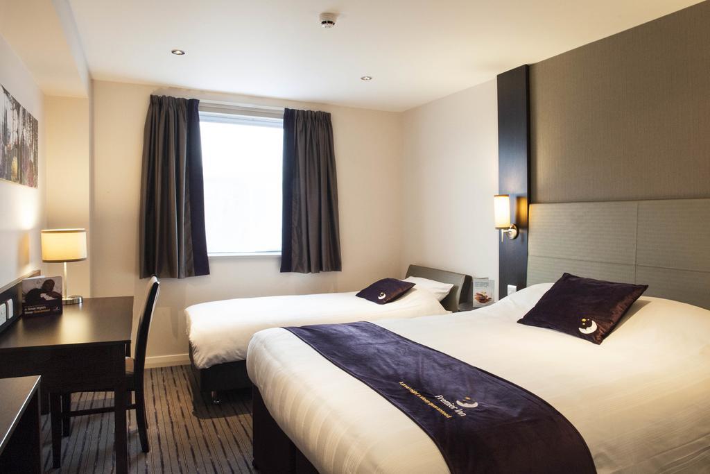 Premier Inn London City - Aldgate Londres Quarto foto