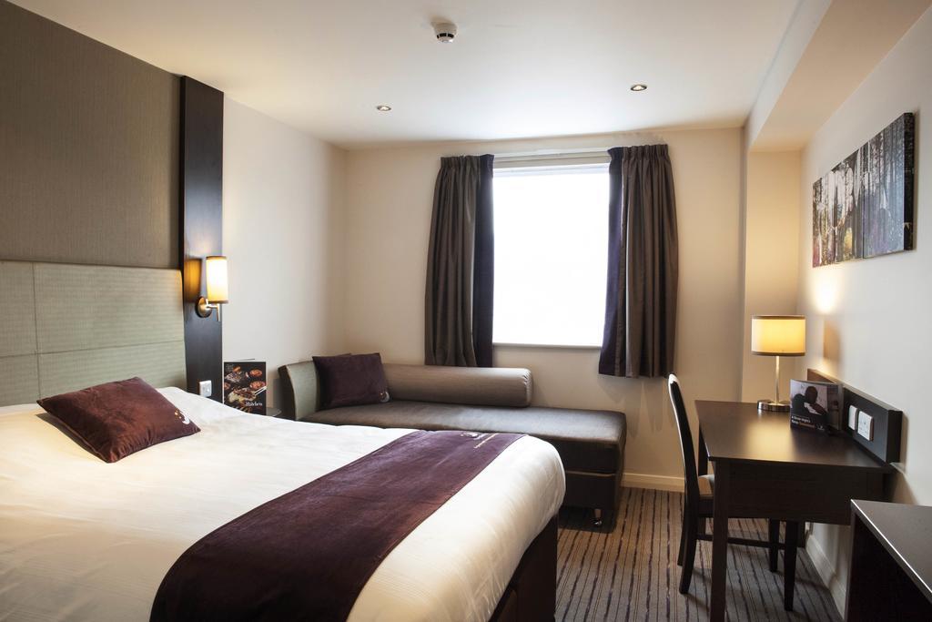 Premier Inn London City - Aldgate Londres Quarto foto